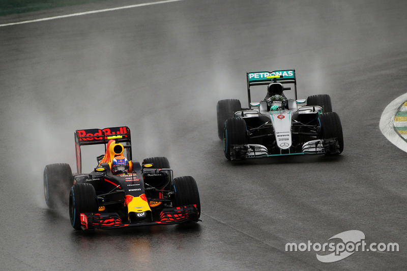 Макс Ферстаппен, Red Bull Racing RB12 випереджає Ніко Росберга, Mercedes AMG F1 W07 Hybrid