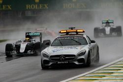 Lewis Hamilton, Mercedes AMG F1 W07 Hybrid mène derrière la voiture de sécurité