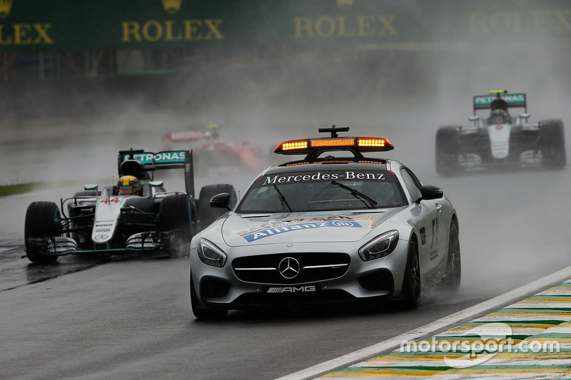 Lewis Hamilton, Mercedes AMG F1 W07 Hybrid y el Safety Car