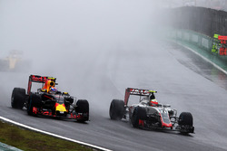 Max Verstappen, Red Bull Racing RB12 et Esteban Gutierrez, Haas F1 Team VF-16