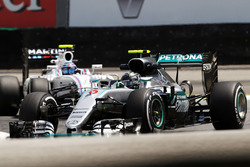 Nico Rosberg, Mercedes AMG F1 W07 Hybrid leads Valtteri Bottas, Williams FW38