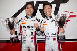 Les vainqueurs d'ART Grand Prix, le vainqueur F2 Nobuharu Matsushita, ART Grand Prix et le vainqueur GP3 Nirei Fukuzumi, ART Grand Prix