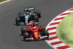 Sebastian Vettel, Ferrari SF70H, Valtteri Bottas, Mercedes AMG F1 W08