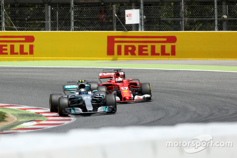 Valtteri Bottas, Mercedes-Benz F1 W08 and Sebastian Vettel, Ferrari SF70H battle for position