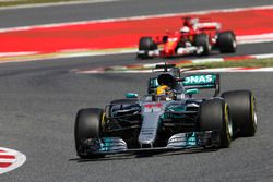 Lewis Hamilton, Mercedes AMG F1 W08, Sebastian Vettel, Ferrari SF70H