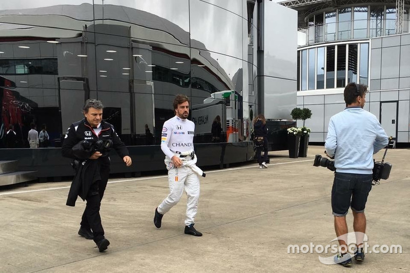 Iker Viana, cámara de televisión de Movistar + F1, y Fernando Alonso