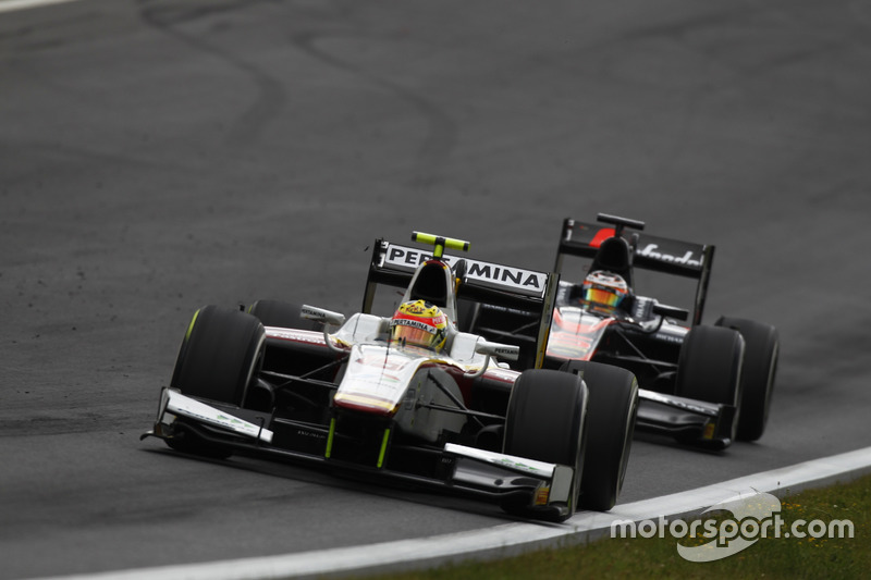 Rio Haryanto dengan sayap depan rusak di depan Stoffel Vandoorne