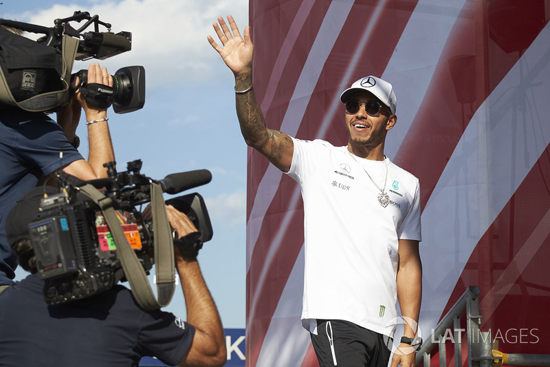 Lewis Hamilton faz uma pequena ponta como Hamilton, secretário de Cruz Ramirez, na versão original.