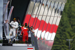 Il vincitore della gara Valtteri Bottas, Mercedes AMG F1, spruzza lo champagne sul podio, Sebastian