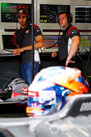 Antonio Giovinazzi, Haas F1 Team, observa a Romain Grosjean, Haas F1 Team