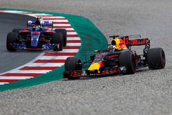 Daniel Ricciardo, Red Bull Racing RB13 schiet van de baan