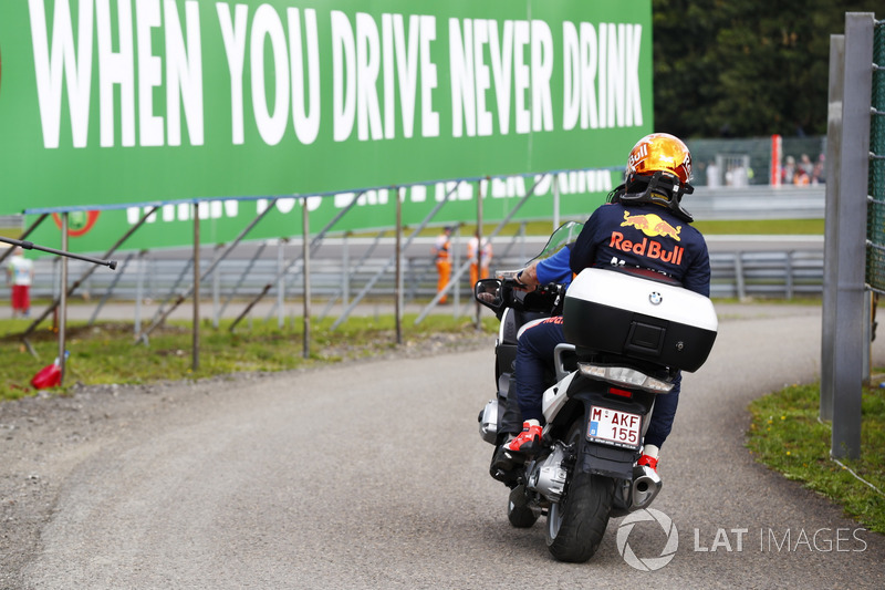 Max Verstappen, Red Bull Racing en una motocicleta después de retirarse