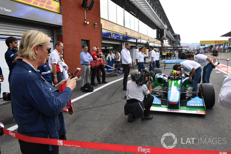 Sabine Kehm, scatta una foto a Mick Schumacher, Benetton B194