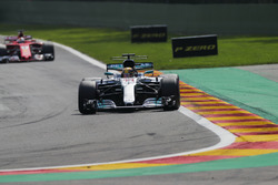 Lewis Hamilton, Mercedes AMG F1 W08, Sebastian Vettel, Ferrari SF70H