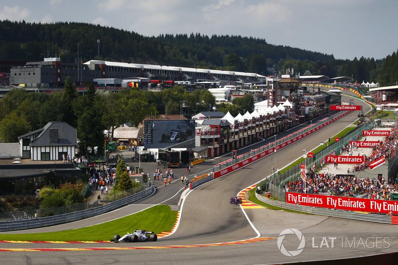 Felipe Massa, Williams FW40, Carlos Sainz Jr., Scuderia Toro Rosso STR12