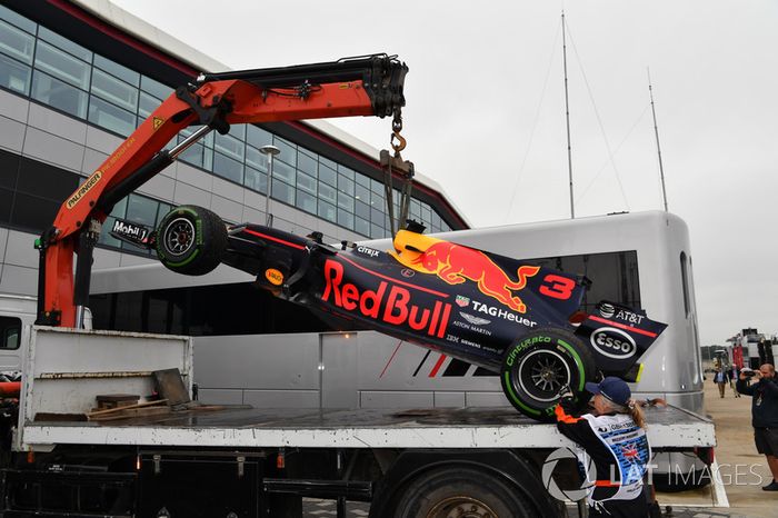 El coche de Daniel Ricciardo, Red Bull Racing RB1, tras pararse en la Q1