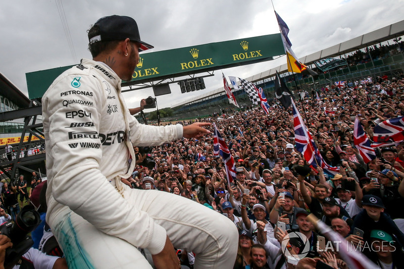 Race winner Lewis Hamilton, Mercedes AMG F1 celebrates with the fans
