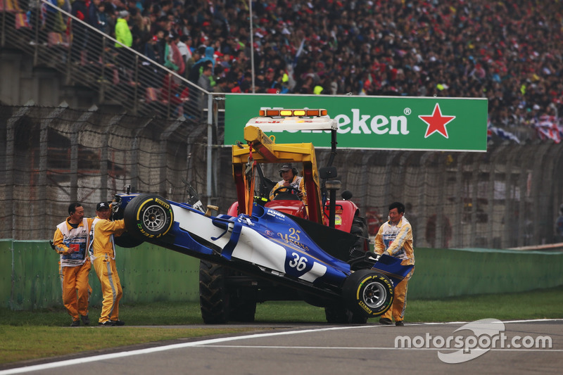 Marshals removed the crashed car of Antonio Giovinazzi, Sauber C36