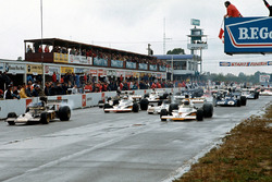 Start: Peter Revson, McLaren M23, Ronnie Peterson, Lotus 72D