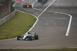 Lewis Hamilton, Mercedes AMG F1 W08, leads Daniel Ricciardo, Red Bull Racing RB13