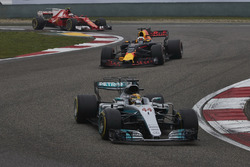 Lewis Hamilton, Mercedes AMG F1 W08, Daniel Ricciardo, Red Bull Racing RB13 y Kimi Raikkonen, Ferrar