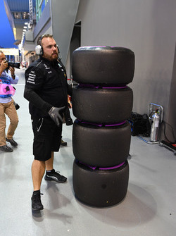 Meccanico Mercedes AMG F, pneumatici Pirelli