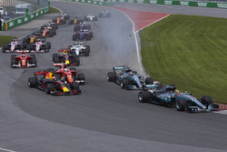 Lewis Hamilton, Mercedes AMG F1 W08, Valtteri Bottas, Mercedes AMG F1 W08, lead the field away at th