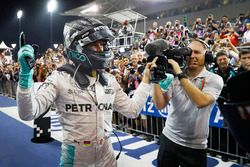 Il secondo classificato e Campione del Mondo Nico Rosberg, Mercedes AMG F1, festeggia nel parco chiuso