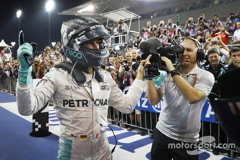 Segundo lugar y campeón del mundo Nico Rosberg, Mercedes AMG F1, celebra en el Parc Ferme