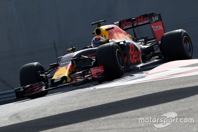 Max Verstappen, Red Bull Racing teste les pneus Pirelli 2017