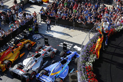 Podium: winner Will Power, Team Penske Chevrolet, second place Scott Dixon, Chip Ganassi Racing Honda, third place Ryan Hunter-Reay, Andretti Autosport Honda