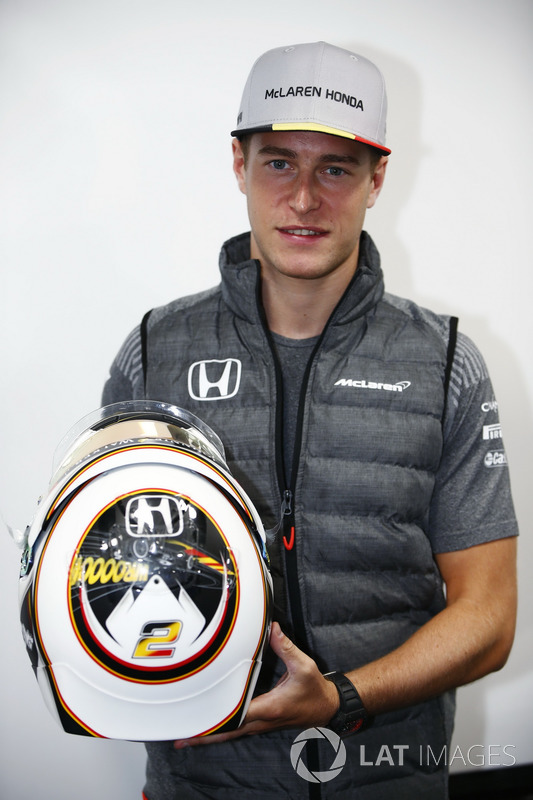 Stoffel Vandoorne, McLaren, mostra il nuovo design del suo casco