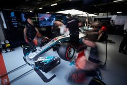 Инженеры Mercedes работают над W08 Льюиса Хэмилтона