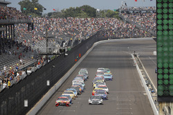 Start: Kyle Busch, Joe Gibbs Racing Toyota, Kevin Harvick, Stewart-Haas Racing Ford