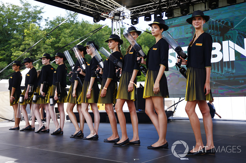 Chicas de la parrilla en el escenario