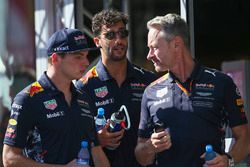 Гонщики Red Bull Racing Макс Ферстаппен и Даниэль Риккардо и менеджер команды Джонатан Уитли