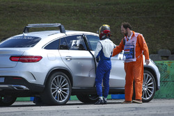 Pascal Wehrlein, Sauber C36-Ferrari, riceve assistenza dai marshal dopo l'incidente nelle FP2