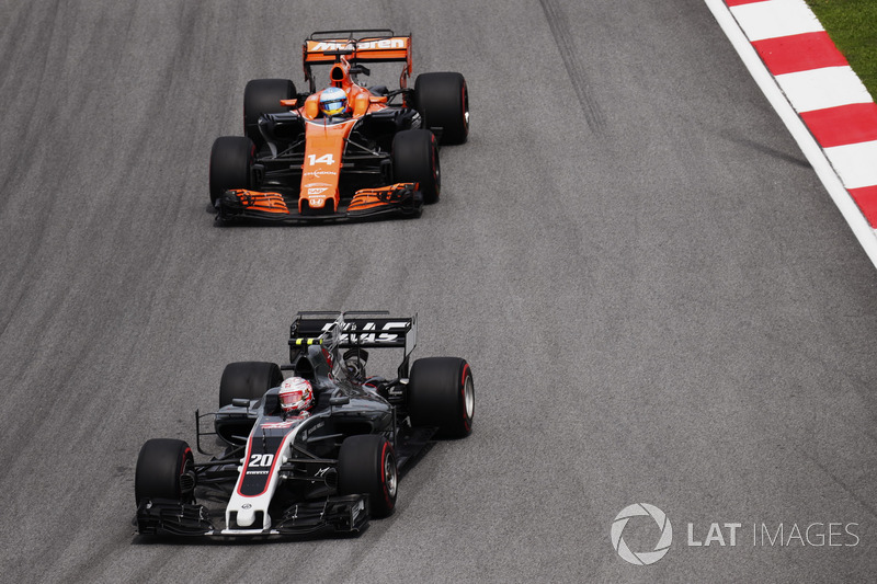 Kevin Magnussen, Haas F1 Team VF-17, Fernando Alonso, McLaren MCL32