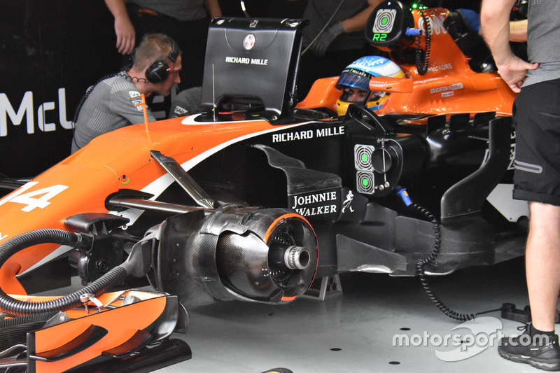 Fernando Alonso, bargeboards del McLaren MCL32
