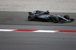 Lewis Hamilton, Mercedes-Benz F1 W08, finisce nella ghiaia