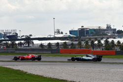 Kimi Raikkonen, Ferrari SF70H et Valtteri Bottas, Mercedes-Benz F1 W08