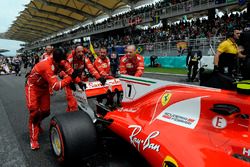 I meccanici Ferrari spingono la monoposto di Kimi Raikkonen, Ferrari SF70H