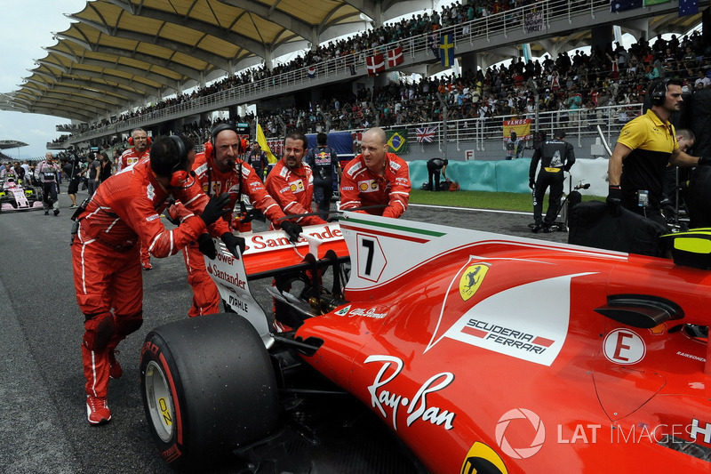 Mekanik Ferrari mendorong SF70-H milik Kimi Raikkonen