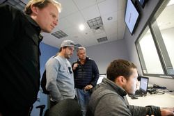 Fernando Alonso en el simulador de Honda Performance con el ingeniero Eric Bretzman y Gil de Ferran