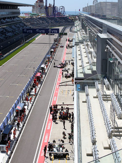 Pitlane atmosphere