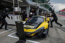 Arrêt aux stands de la #9 K-PAX Racing, McLaren 650 S GT3: Alvaro Parente, Shane Van Gisbergen, Come Ledogar