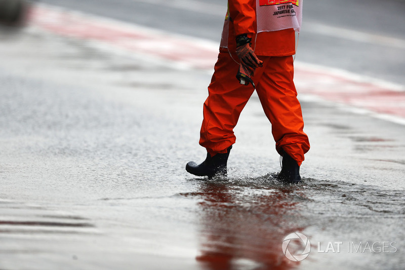 Un marshal in pit lane