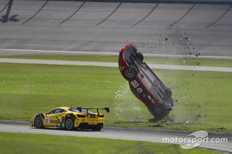 Авария: Жером Якалоне (№124, Ferrari of Long Island, Ferrari 488 Challenge)
