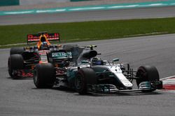 Valtteri Bottas, Mercedes-Benz F1 W08 devant Daniel Ricciardo, Red Bull Racing RB13