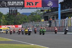 Aksi start Race 1 SuperSports 600cc